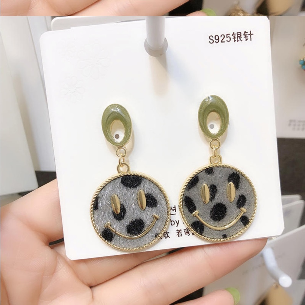 Earring - Picture 3 of 5